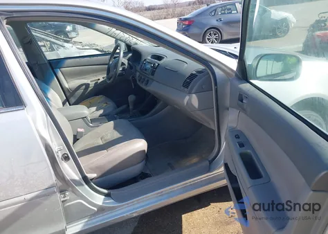 2004 Toyota Camry Le z USA, uszkodzony, nr VIN 4T1BE32K54U371529